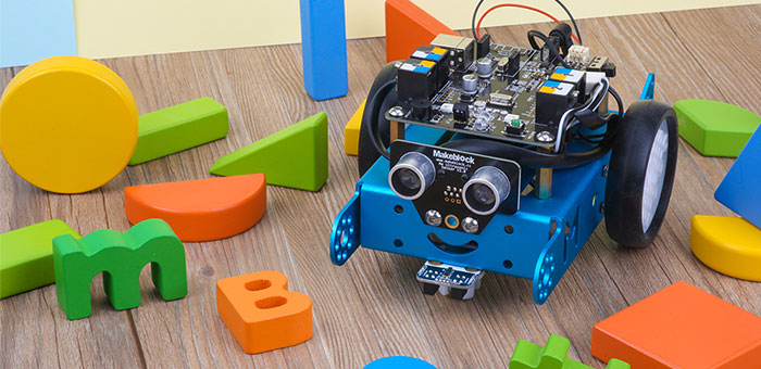 Robot mBot junto a juguetes para niños 